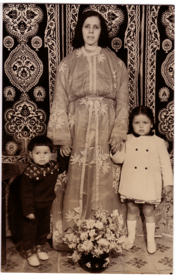 Zohra Boucharafat met haar moeder en broertje, jaren 1970