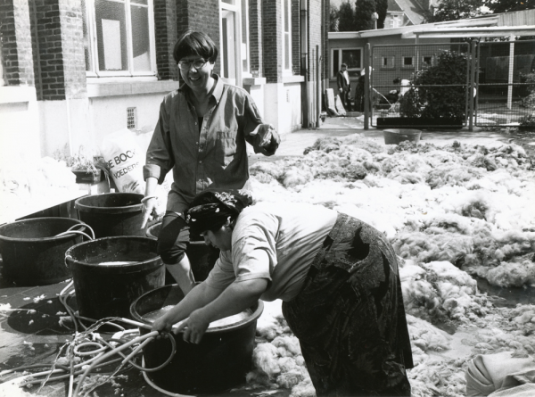 Wol wassen op de ‘speelplaats’ van de Integratiedienst, jaren 1990 – collectie Stadsarchief - De Zwarte Doos 