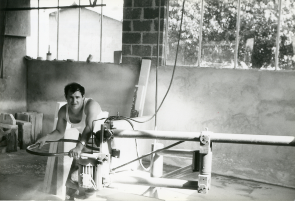 Romano Leon aan het werk aan een granitovloer, jaren 1960