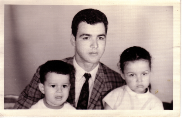 Zohra Boucharafat met haar vader en broertje, jaren 1970