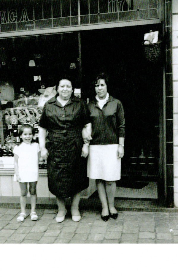 Josefina Billault (midden), jaren 1960 – collectie Georges Billault Josefina Billault (midden), jaren 1960 – collectie Georges Billault