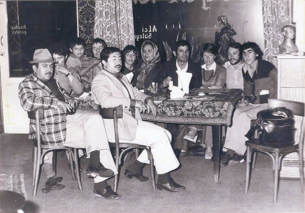 De broers Alci met hun Belgische en Turkse vrienden in restaurant Boğaziçi, 1974 – collectie Ridvan Alci