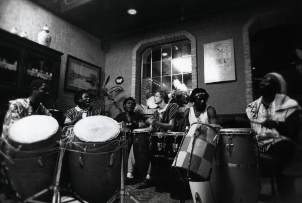 Edward Buadee met een groep Ghanese muzikanten, jaren 1980 – collectie Paul Feyaerts