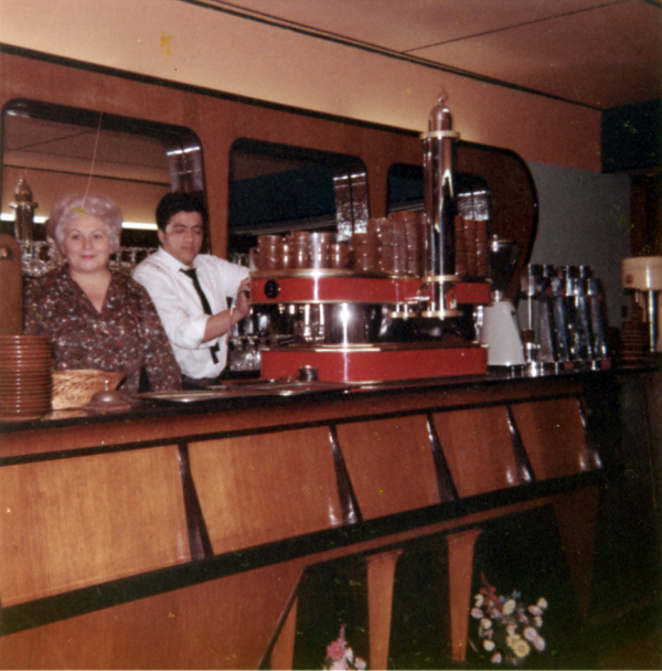 Echtgenote en zoon van oprichter Erminio Mazzaro achter de bar in de Mokabon, jaren 1960 – collectie Sandra Mazzaro