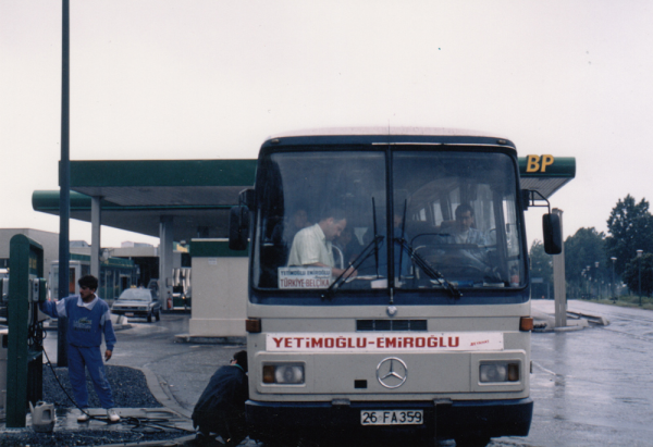 De bus van de Gents-Turkse familie Yetimoğlu op weg naar Turkije, jaren 1980 – collectie Isa Biçici