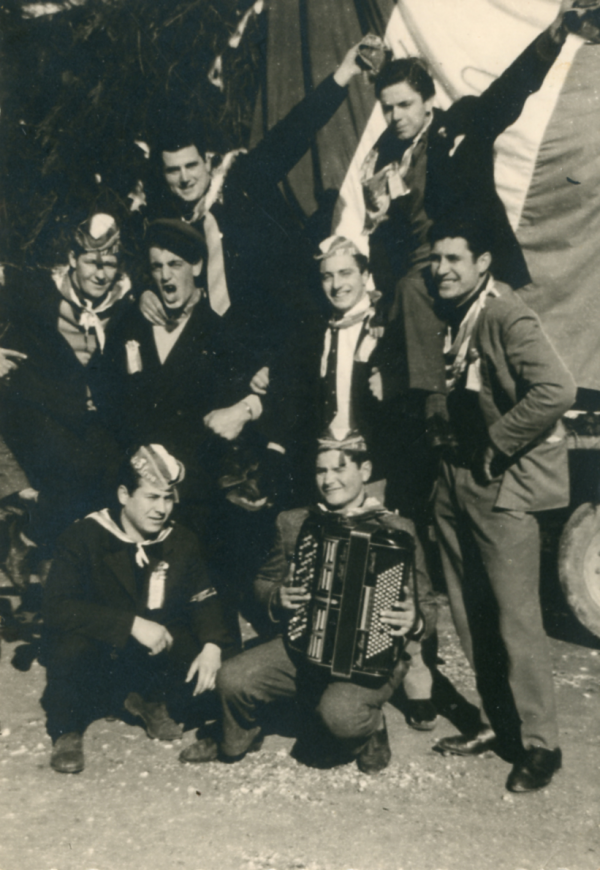 Enzo Leon en zijn kameraden kort voor zijn vertrek naar België, jaren 1960