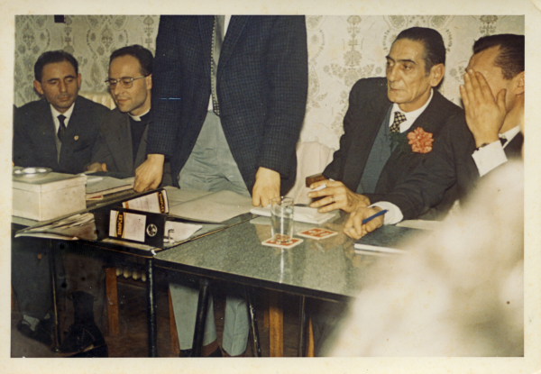 Vergadering van de Spaanse club Carlos Quinto met voorzitter Juan Ayestaran (tweede van rechts) en padre Rafael (tweede van links), s.d.