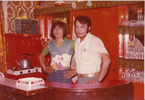 Abdilkadir Tapmaz in zijn café aan de Tolhuislaan (jaren 1970)