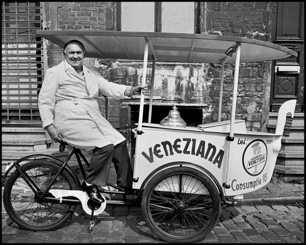 Antonio Zangrando op een triporteur van de Veneziana, jaren 1980 – © Willy Dee