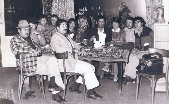 De broers Alci met hun Belgische en Turkse vrienden in restaurant Boğaziçi, 1974 – collectie Ridvan Alci