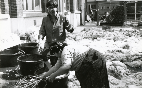 Wol wassen op de ‘speelplaats’ van de Integratiedienst, jaren 1990 – collectie Stadsarchief - De Zwarte Doos 
