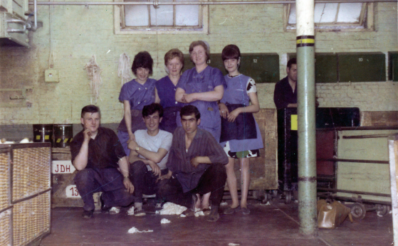 Faruk en Mehmet met hun collega’s in UCO de Hemptinne, 1966 – collectie Faruk Köse