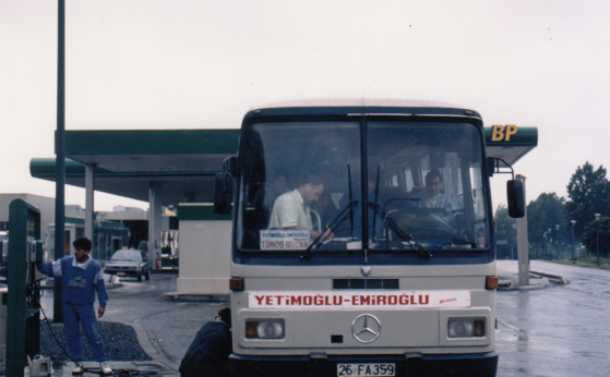 De bus van de Gents-Turkse familie Yetimoğlu op weg naar Turkije, jaren 1980 – collectie Isa Biçici