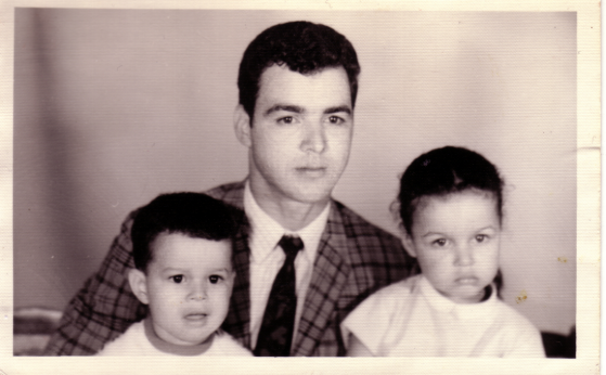 Zohra Boucharafat met haar vader en broertje, jaren 1970