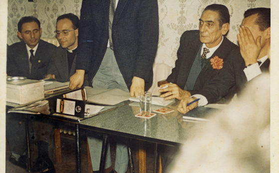 Vergadering van de Spaanse club Carlos Quinto met voorzitter Juan Ayestaran (tweede van rechts) en padre Rafael (tweede van links), s.d.